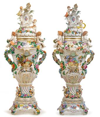 A pair of ornamental vases with lids and bases, - Sklo, Porcelán