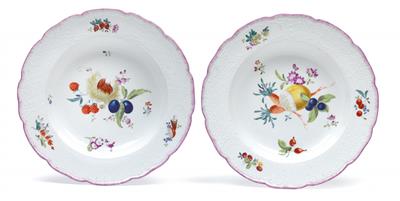 A pair of soup plates, - Vetri e porcellane