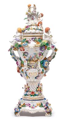 An ornamental vase with lid and base, - Sklo, Porcelán