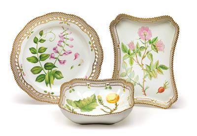 A round "Flora danica" plate, dish and rectangular platter, - Vetri e porcellane