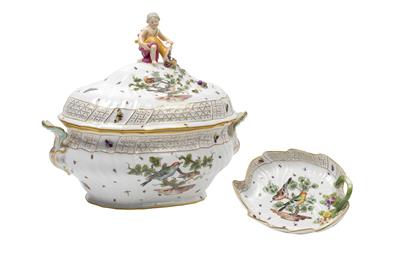 An oval lidded tureen decorated with a girl, cornucopia, and leaf bowl, - Sklo, Porcelán