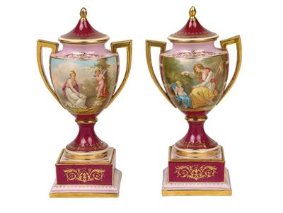 Paar Deckelvasen in Empire-Formen mit Szenen nach Angelika Kauffmann "Amor am Pranger und Cleone" bezeichnet, - Glas und Porzellan