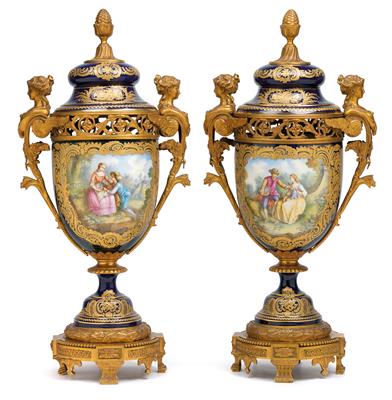 A pair of lidded vases with gilt bronze mounts, - Sklo, Porcelán