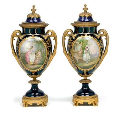 A pair of lidded vases with gilt bronze mounts, - Vetri e porcellane