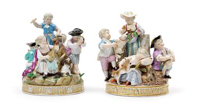 A pair of children groups each with 5 children, - Vetri e porcellane