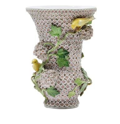 A guelder rose vase decorated with 2 yellow birds, - Sklo, Porcelán