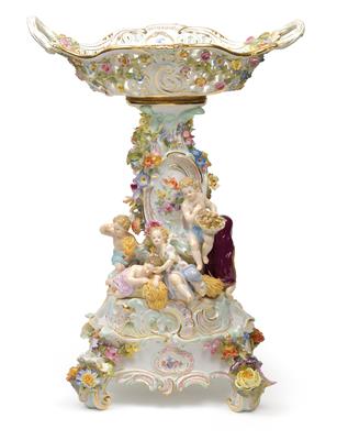 An epergne with 8 children representing the 4 season, with plinth, - Sklo, Porcelán