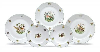 Eleven plates decorated with game animals, - Sklo, Porcelán