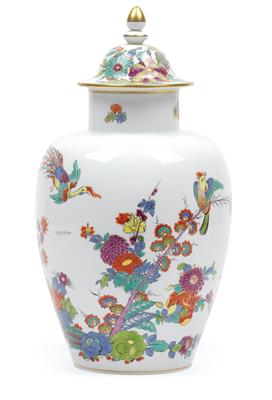 A lidded vase, - Glass and porcelain