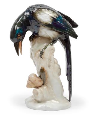 A figure of a magpie perched on a tree trunk, watching a snail, - Vetri e porcellane