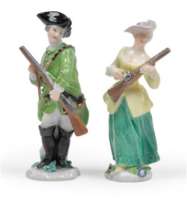 A miniature figure of a huntsman and huntress, - Vetri e porcellane