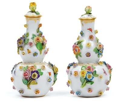 A pair of lidded vases encrusted with blossoms, - Sklo, Porcelán