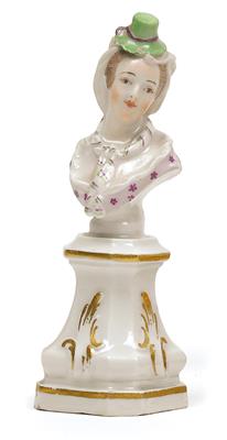 Schachfigur-Dame mit grünem Hut, - Glas und Porzellan