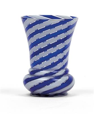 A socle cup with blue and white spiral banding, - Sklo, Porcelán