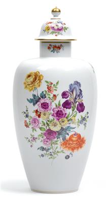 A lidded vase, - Glass and porcelain