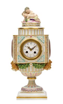 A neoclassical vase clock decorated with a portrait of "Maria Theresia" and "Marie Antoinette", - Sklo, Porcelán