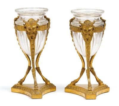 A pair of vases of flowers with gilt bronze mounts, - Vetri e porcellane