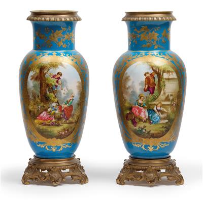 A pair of French vases with gilt bronze mounts, - Sklo, Porcelán