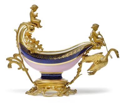 An ornamental sauce tureen with gilt bronze mount, - Sklo, Porcelán