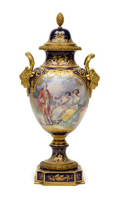 A covered vase with gilt bronze mount, - Sklo, Porcelán
