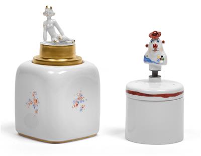 Artist’s box featuring a she-devil with gilt horns, and a clown with red hat as finial, - Sklo, Porcelán