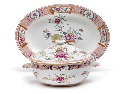 An oval lidded tureen with presentoir, - Vetri e porcellane