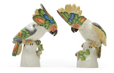 A pair of cockatoos, - Glass and porcelain