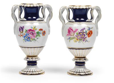 Paar Vasen mit Doppelschlangen-Henkeln, - Glas und Porzellan