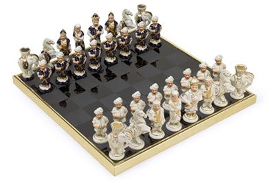 Schachspiel mit Porzellan- Figuren in originaler Kassette, - Glas und Porzellan