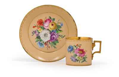 A cup and saucer with bouquets of flowers, - Vetri e porcellane