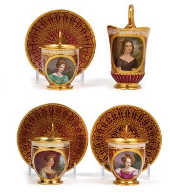 Tassen mit Untertassen und Gießer mit den Porträts französischer Hofdamen, - Glas und Porzellan