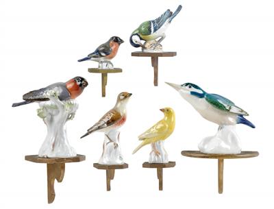 6 verschiedene Vögel auf Wandkonsolen, - Glas und Porzellan