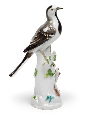 A wagtail on a tree trunk with leafy branches, - Sklo a Porcelán