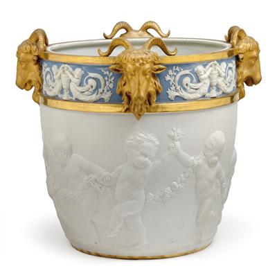 A magnificent cachepot, - Glass and Porcelain