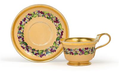 A teacup and saucer decorated with pansy friezes, - Vetri e porcellane