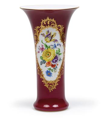 A vase decorated with gilt edges, - Vetri e porcellane