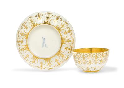 A small cup with saucer, - Vetri e porcellane