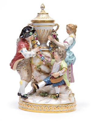 Two lovers and their son, joined with garland of flowers, - Sklo a Porcelán