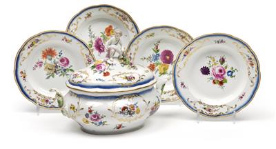 An oval soup tureen with lid and 4 soup plates, - Vetri e porcellane