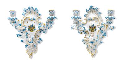 A pair of wall fittings, - Vetri e porcellane