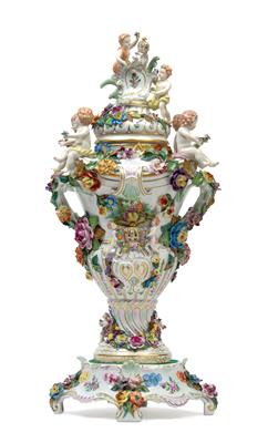 A splendid lidded vase, with base, - Sklo a Porcelán