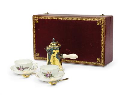 A travelling case with 2 coffee cups and 2 saucers, - Vetri e porcellane