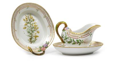 Flora Danica Sauce Tureen with Attached Saucer "Lysimachia nummularia L." and a Leaf Shaped Tray "Ulex ruropaeus L.", - Sklo a Porcelán
