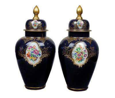 A Pair of Majestic Covered Vases, - Sklo a Porcelán