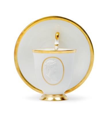 A Cup with the Portrait of “Queen Louise” and Saucer, - Vetri e porcellane