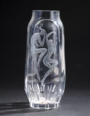 Vase mit meisterlich geschnittener Darstellung von zwei nackten ekstatischen Tänzerinnen, - Glass and Porcelain