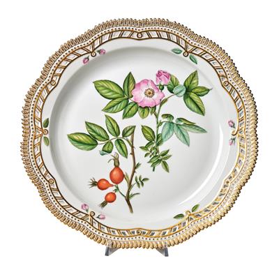 A Flora Danica Plate ‘Rosa pomifera Herm.’, - Vetri e porcellane