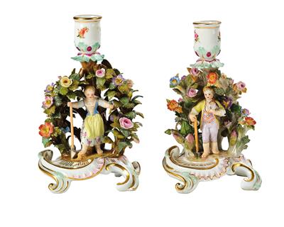 A Pair of Miniature Candlesticks with Gardener Children in a Flower Arbor, - Vetri e porcellane