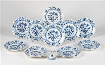 Onion Pattern Dessert Plates and 1 Candleholder height 6.5 cm, Meissen - Glass and Porcelain