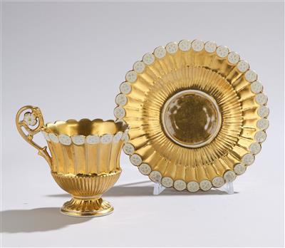 Goldene Tasse mit Untertasse, Wien, - Glass and Porcelain Christmas Auction